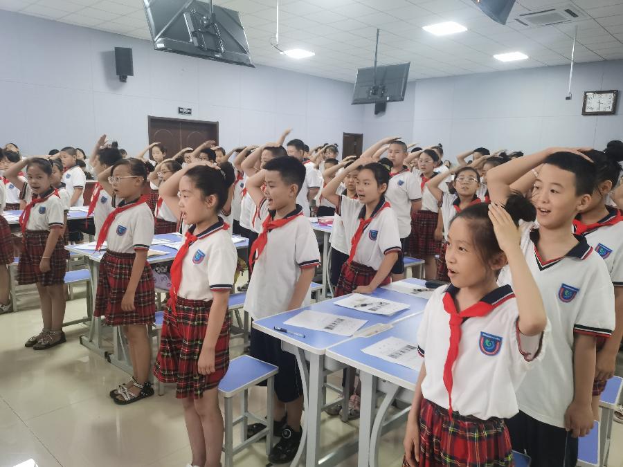 王俊燕：行走在教育前沿的孟国泰先生（图2）