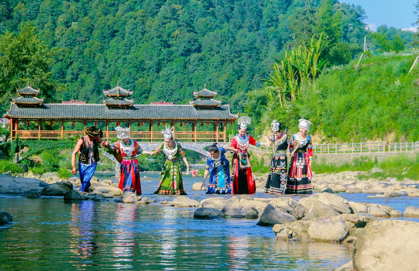 【当代文艺】雷学业苗族物语系列之八《六月六，南方荡漾“苗族风”》作者：雷学业（图3）