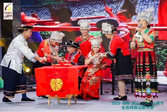 【当代文艺】雷学业苗族物语系列之八《六月六，南方荡漾“苗族风”》作者：雷学业（图13）