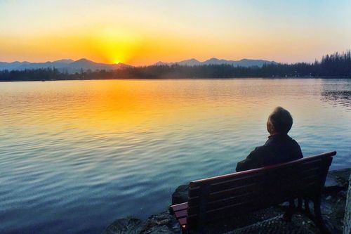 《人在旅程》作者:一片秋叶【主播:岁月静好】【桃源国际诗歌】用声音传递温暖以诵读致敬人生♬（图9）