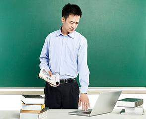 《讲台》作者:水沐‖主播:知语【桃源国际诗歌】用声音传递温暖以诵读致敬人生♬（图6）