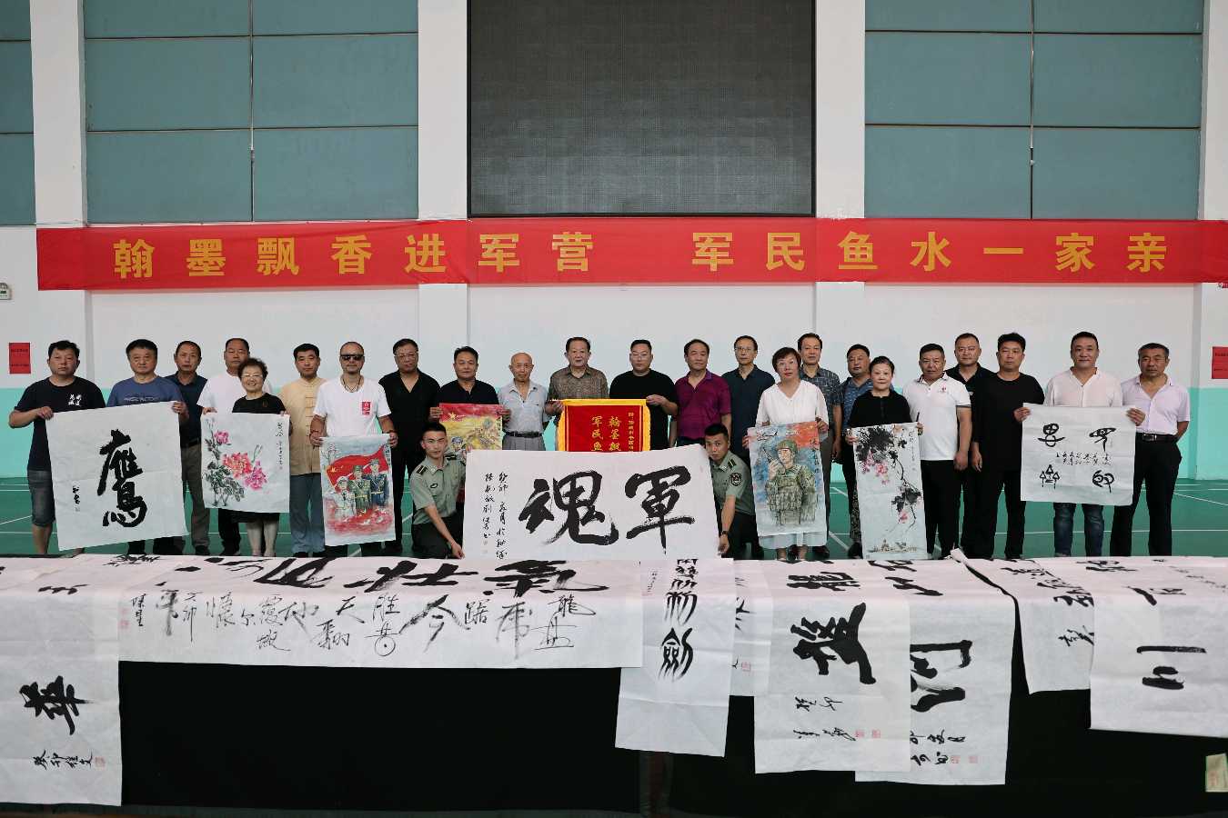 聊城市书画研究会赴中国人民解放军某部开展“翰墨飘香进军营 军民鱼水一家亲”书画交流活动