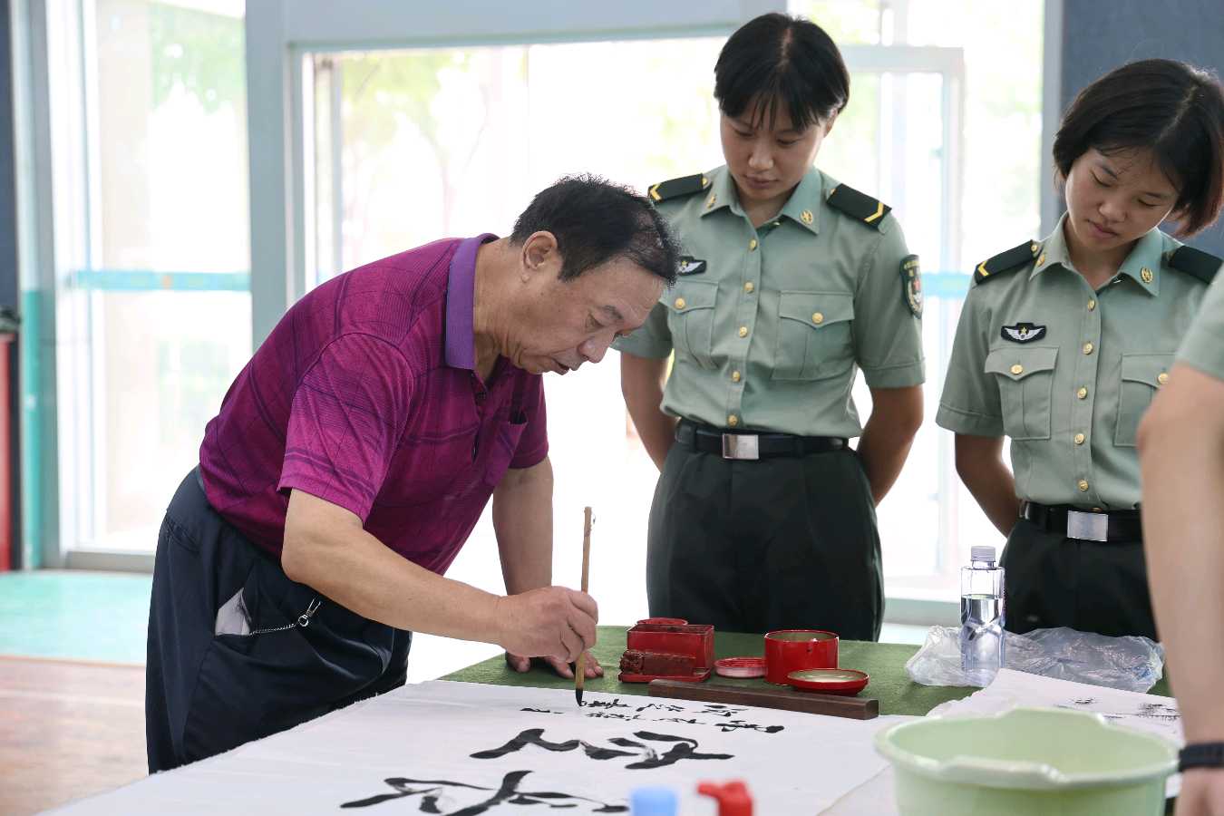 聊城市书画研究会赴中国人民解放军某部开展“翰墨飘香进军营 军民鱼水一家亲”书画交流活动（图2）