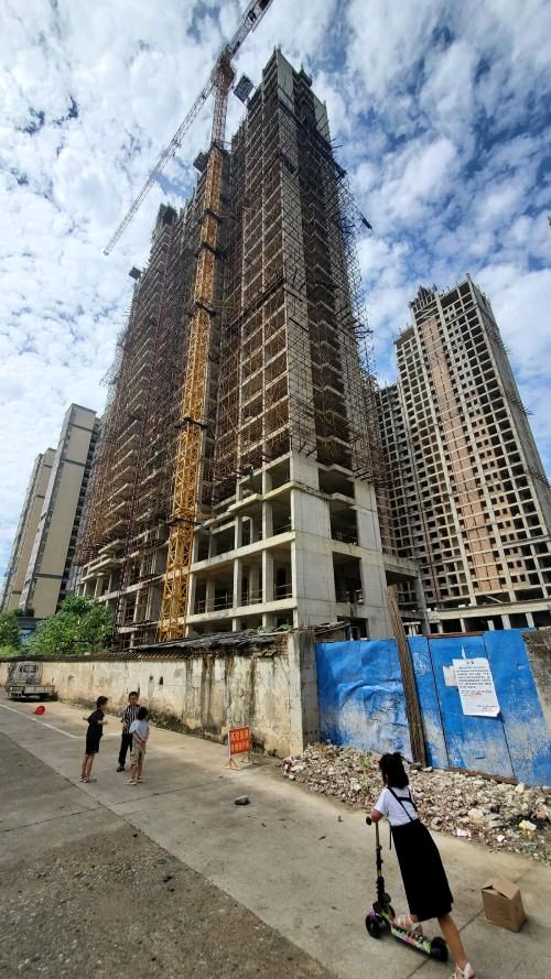 《城市的烂尾楼》作者:刘汉兴‖主播:吴涵伟【中国现代诗歌文化传媒】徜徉诗的海洋，聆听天籁之声（图4）