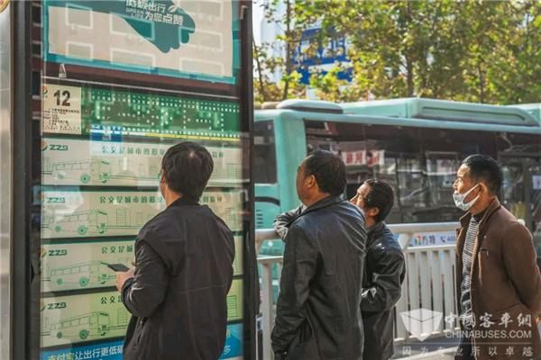 《等车的时光》作者:一片秋叶‖主播:园园【中国现代诗歌文化传媒】徜徉诗的海洋，聆听天籁之声♬（图4）