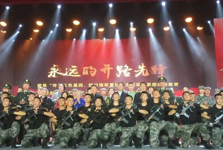 【封面人物】全国双拥模范个人——“兵妈妈”陶艳萍参加“工兵红一连”成立90周年纪念大会