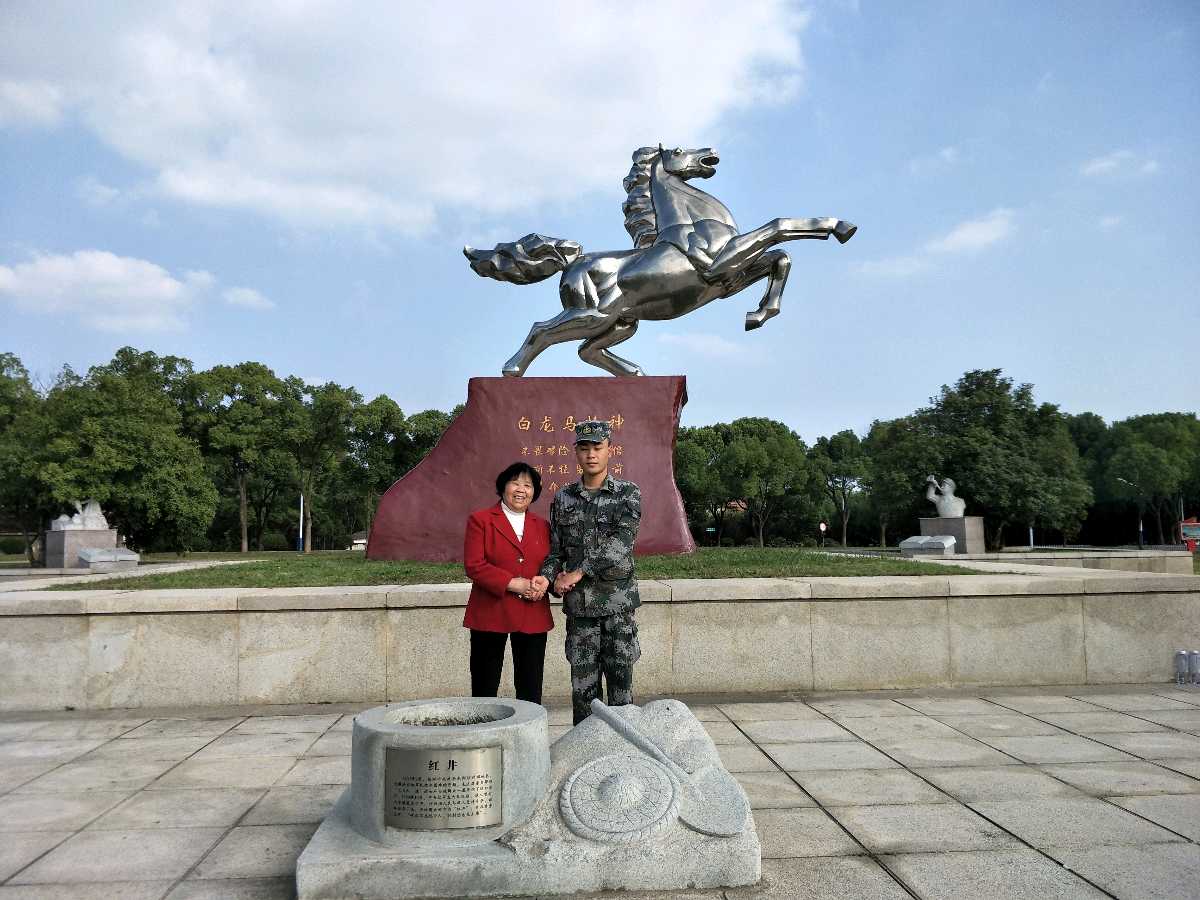 【封面人物】全国双拥模范个人——“兵妈妈”陶艳萍参加“工兵红一连”成立90周年纪念大会（图2）