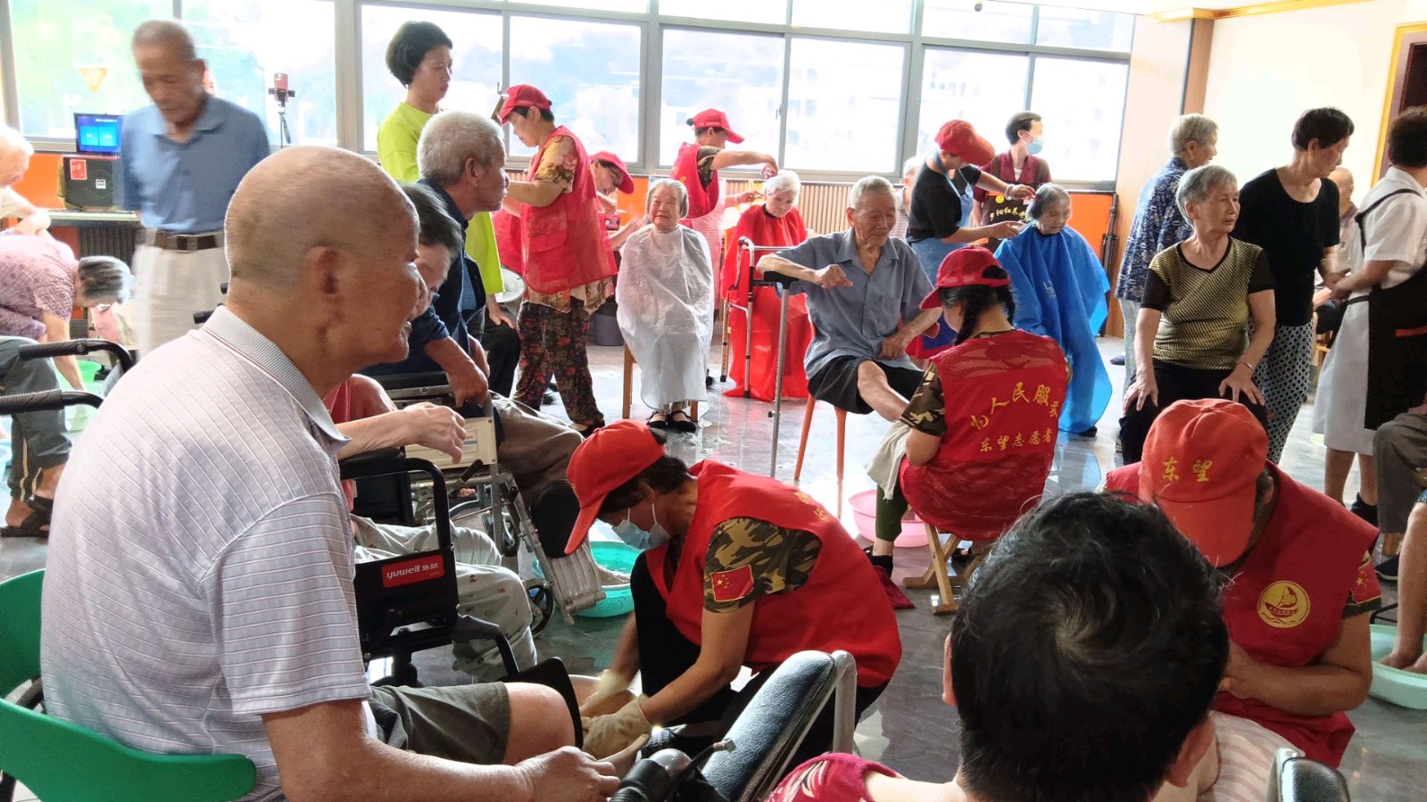 志愿服务暖人心 爱心走进养老院（图3）