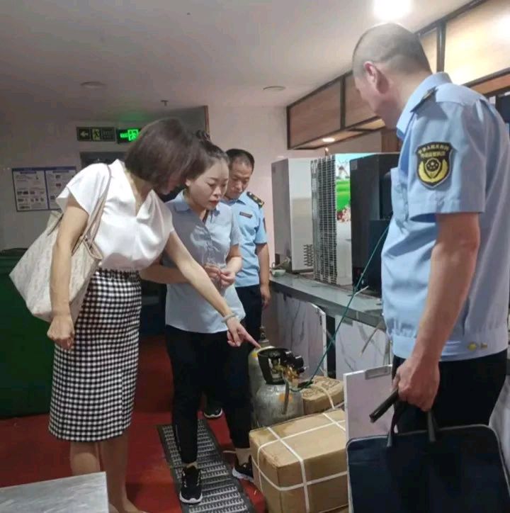 【食安聊城】聊城市市场监督管理局开展“四不两直”飞行检查切实保障暑期餐饮环节食品安全(图3)