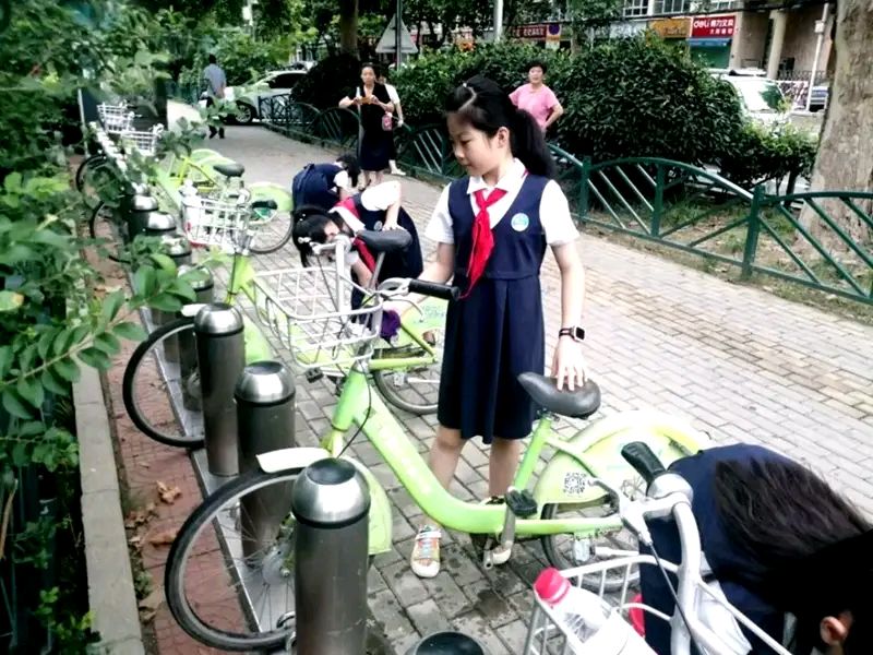 许昌市光明路小学假日雏鹰小队 践行文明 让共享单车不孤单社会实践活动（图3）
