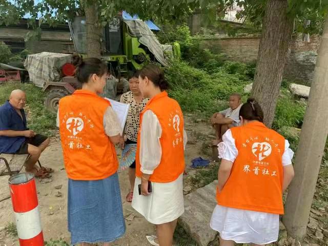 【中國新聞詩雯網】界首市光武镇社会工作服务站开展社会救助政策入户宣传活动（图3）