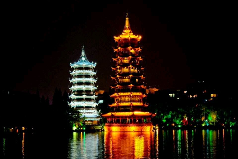 东方书剑的《七绝•日月双塔》