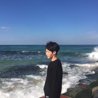 《抱抱自己》作者:刘汉兴‖主播:园园【中国现代诗歌文化传媒】徜徉诗的海洋，聆听天籁之声♬（图8）