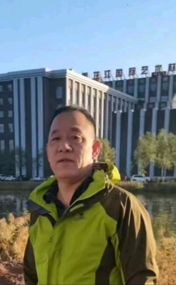 《夜，一颗自由的心》作者:胡玉滨‖主播:李金钟【中国现代诗歌文化传媒】现代♬ 馨声（图8）