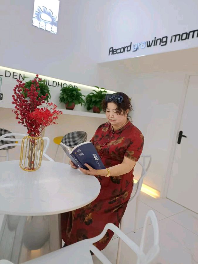 请欣赏五位主播倾情演绎牛银仙老师的作品《赞歌巾帼英雄》编辑//海纳百川/【中国长江文学社】有声文学平台【第7959期】（图13）