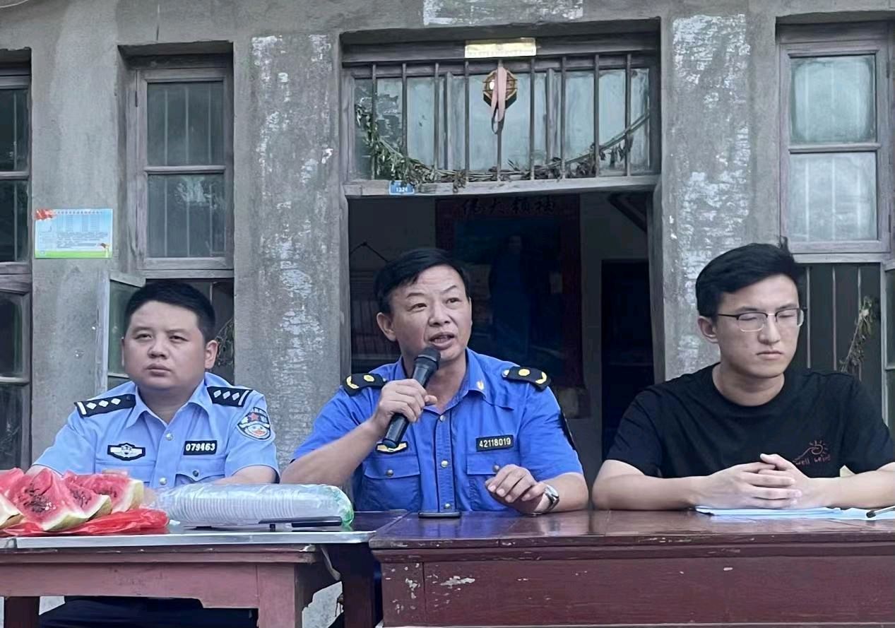 湖北武穴市田家镇执法分局“垸子夜话”政策宣讲暖民心