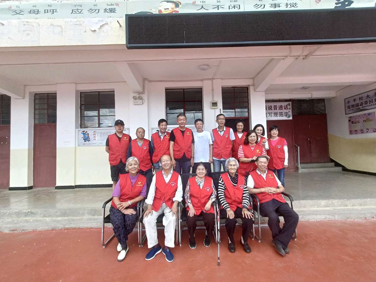 承载爰的力量志愿者爱心公益活动走进禄劝县乌蒙中心小学。