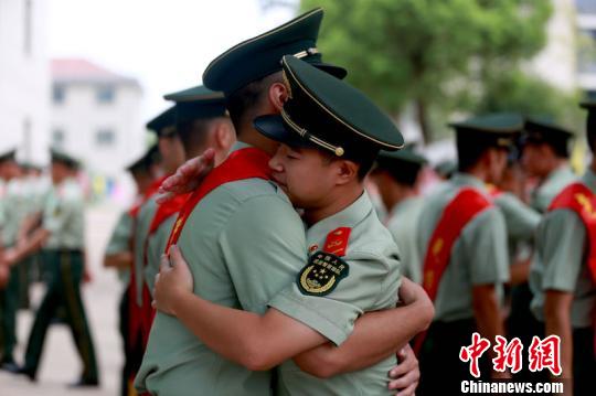 请欣赏四位金牌主播诵读白玉恩老师的《八一情怀》编辑//海纳百川【中国长江文学社】有声文学平台【第6281期】（图6）