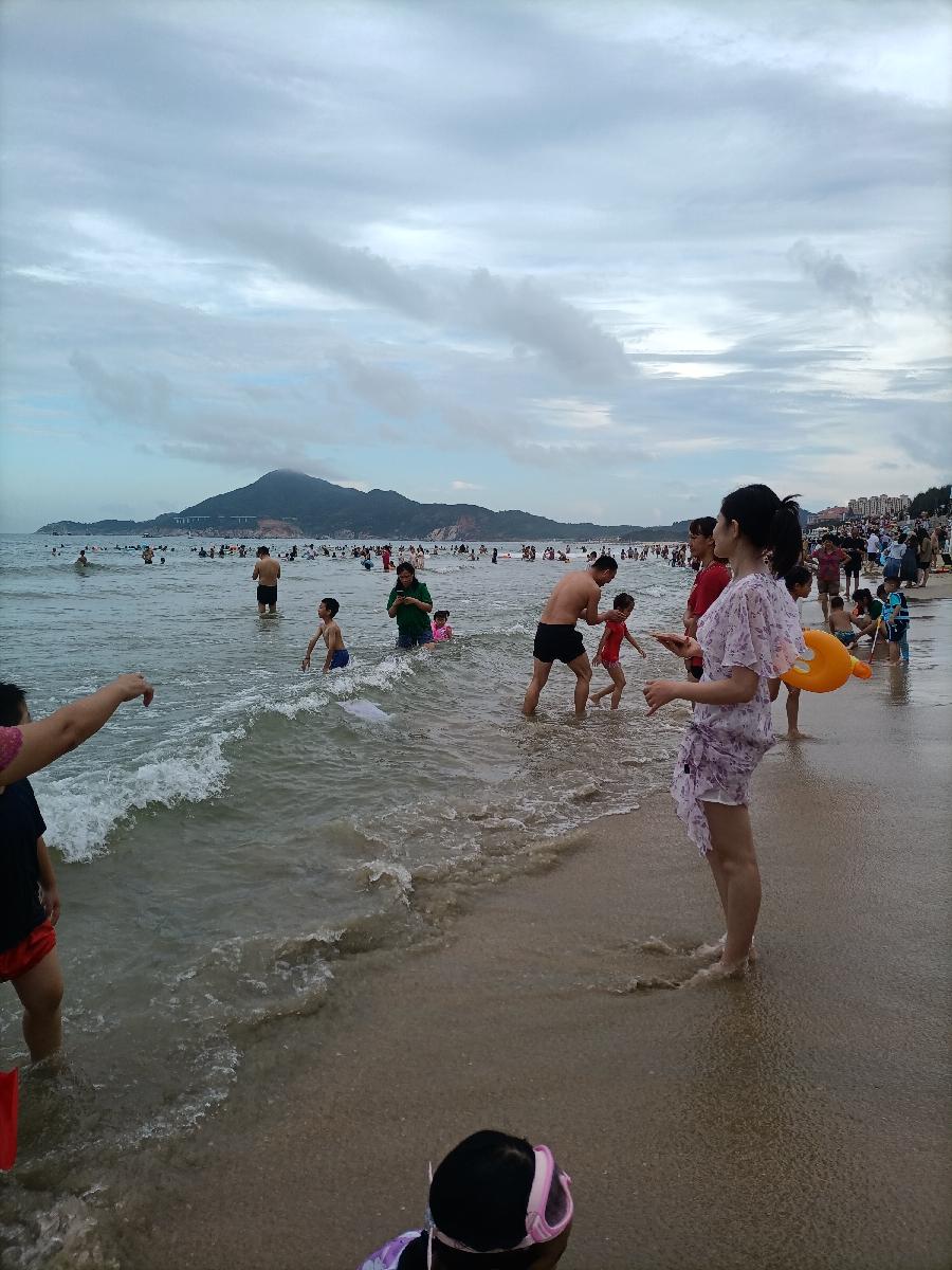 五绝·看海观泳（文/方立新）……莲叶之珠文学社