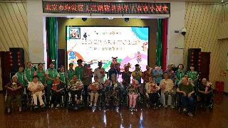 北京诗人吴卫东：《鲜花含笑做手工》