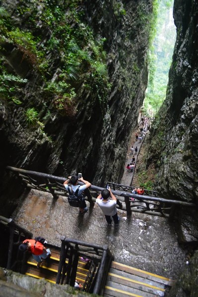 七律·雨天游张家界大峡谷（韩满林）……莲叶之珠文学社（图3）
