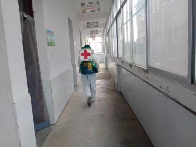 【中國新聞詩雯網】界首市红十字救援队、光武明珠团队助力校园消杀，为开学保驾护航（图9）
