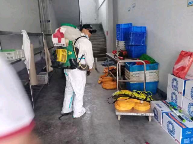 【中國新聞詩雯網】界首市红十字救援队、光武明珠团队助力校园消杀，为开学保驾护航（图4）