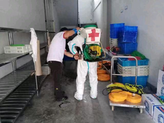 【中國新聞詩雯網】界首市红十字救援队、光武明珠团队助力校园消杀，为开学保驾护航（图3）
