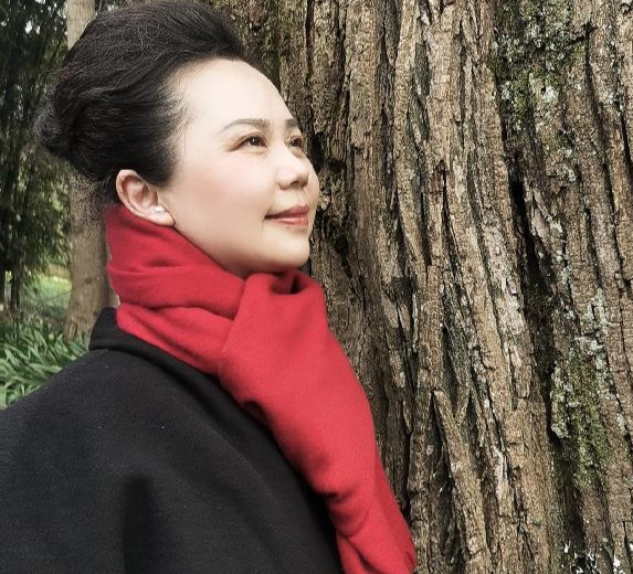 电视台记者、主持人丽琴朗诵黑马建雄诗评作品《美与夜色》