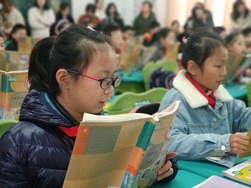 籣馨朗诵【校园里又响起朗朗的读书声】作者/蓝波（图4）