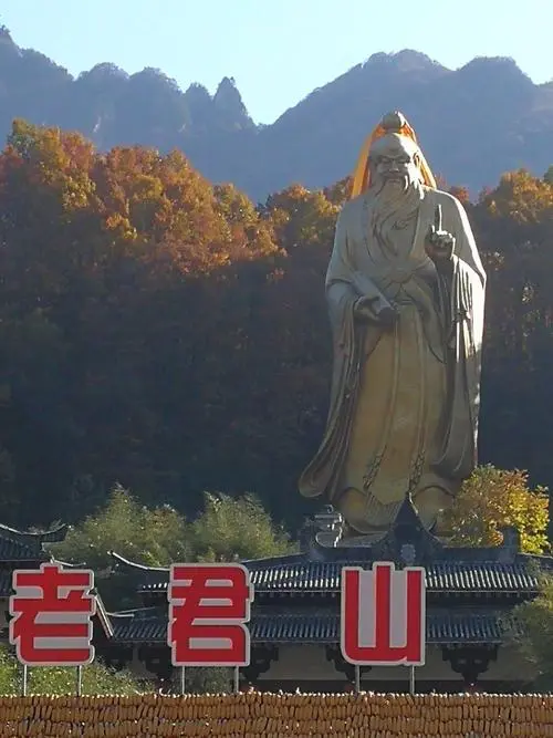 《七律 · 老君山》诗人：柳鸣