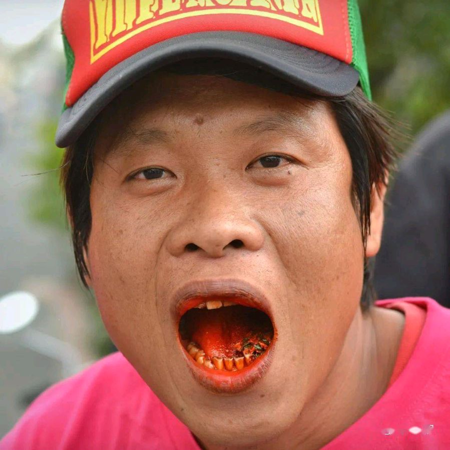 榔海南人爱嚼槟榔，犹如咀嚼口香糖。据说此噬会成瘾，提神健胃爽口腔。