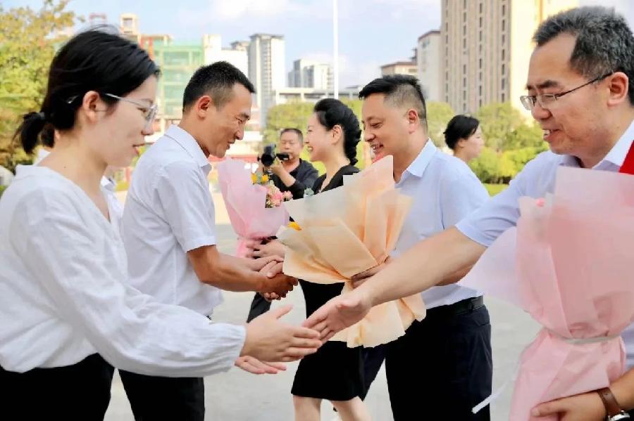 山阳县委书记谢晓军在慰问教师和教育工作者时强调 坚守立德树人初心使命 坚决办好人民满意教育