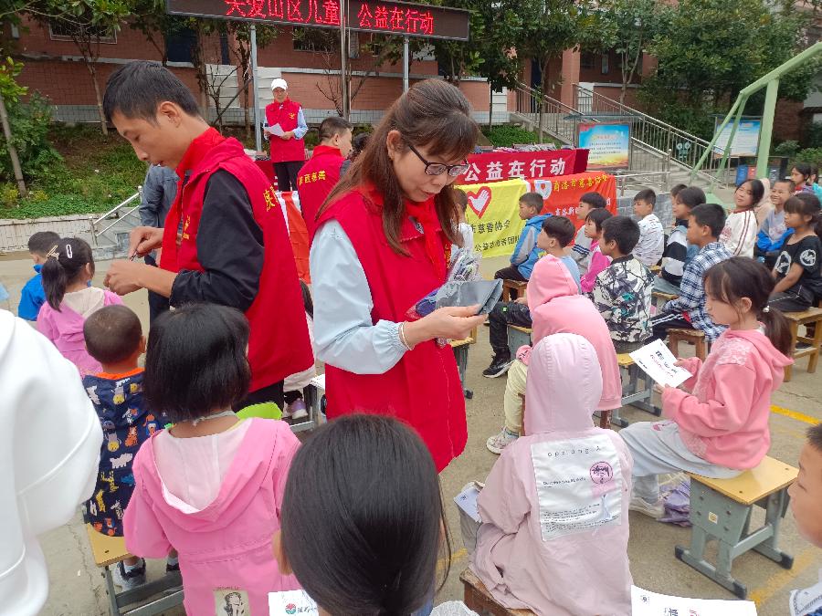 商洛慈善协会家在商洛微公益团队携手多个公益团队,共筑金秋助学梦(图7)