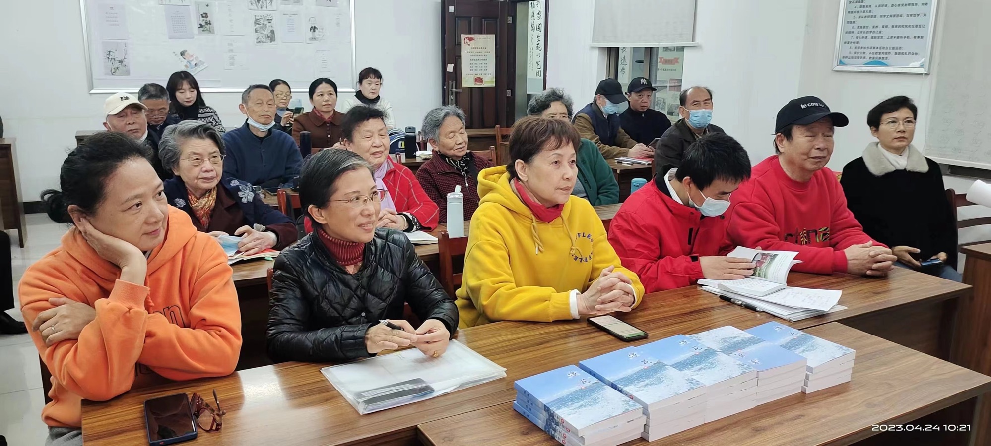 武汉市武昌区南湖老年大学文学鉴赏班师生诗作-教师节专辑-第二辑 京津沪头条（图4）