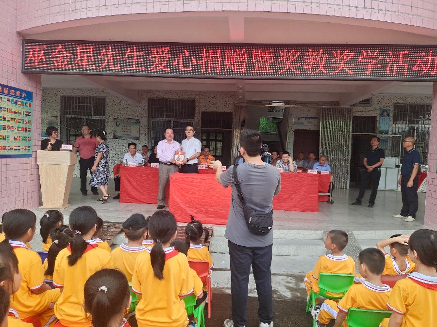 巫金星连续二十六载为家乡奖教奖学受赞扬(图2)