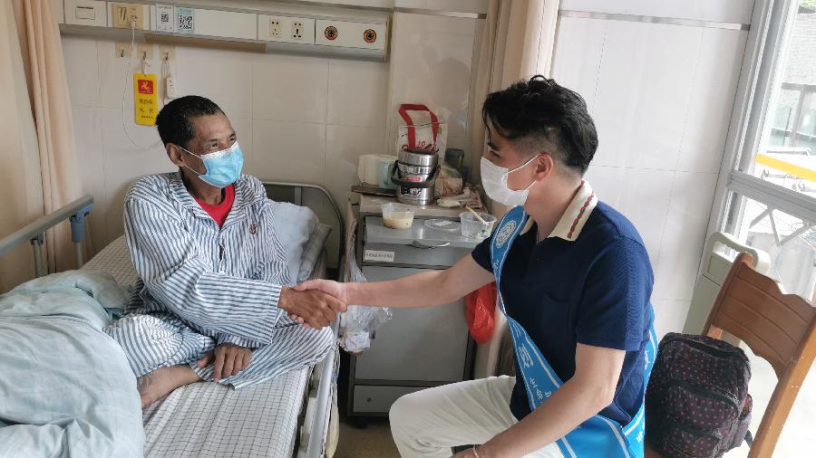 中秋慰问送真情 孤寡老人暖心窝(图6)