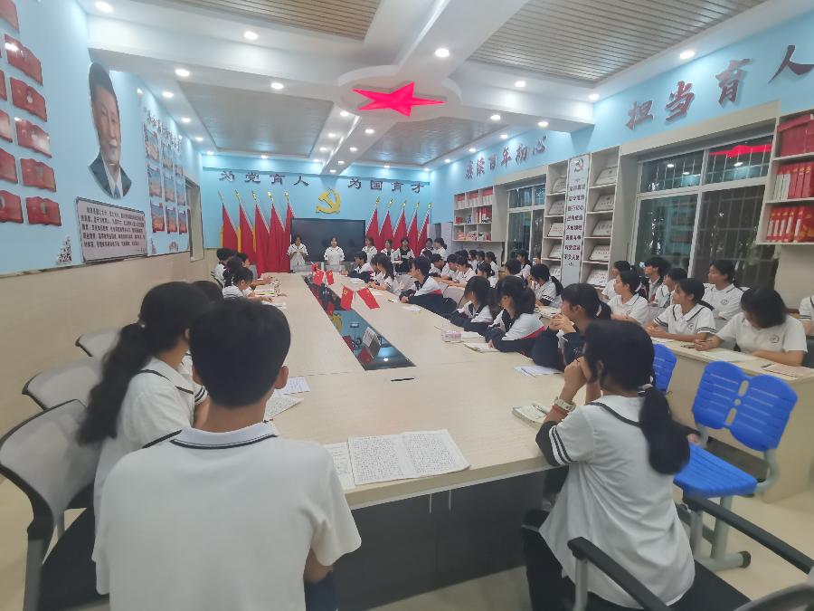 勐腊一中高快演讲之星(3) 罗妹花:以个体之光,点亮教育之路(图2)