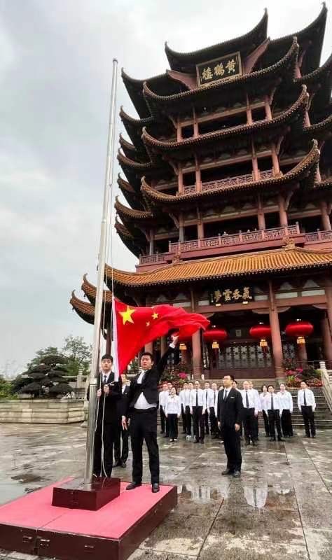 国庆,黄鹤楼升国旗,作者周智敏(图2)