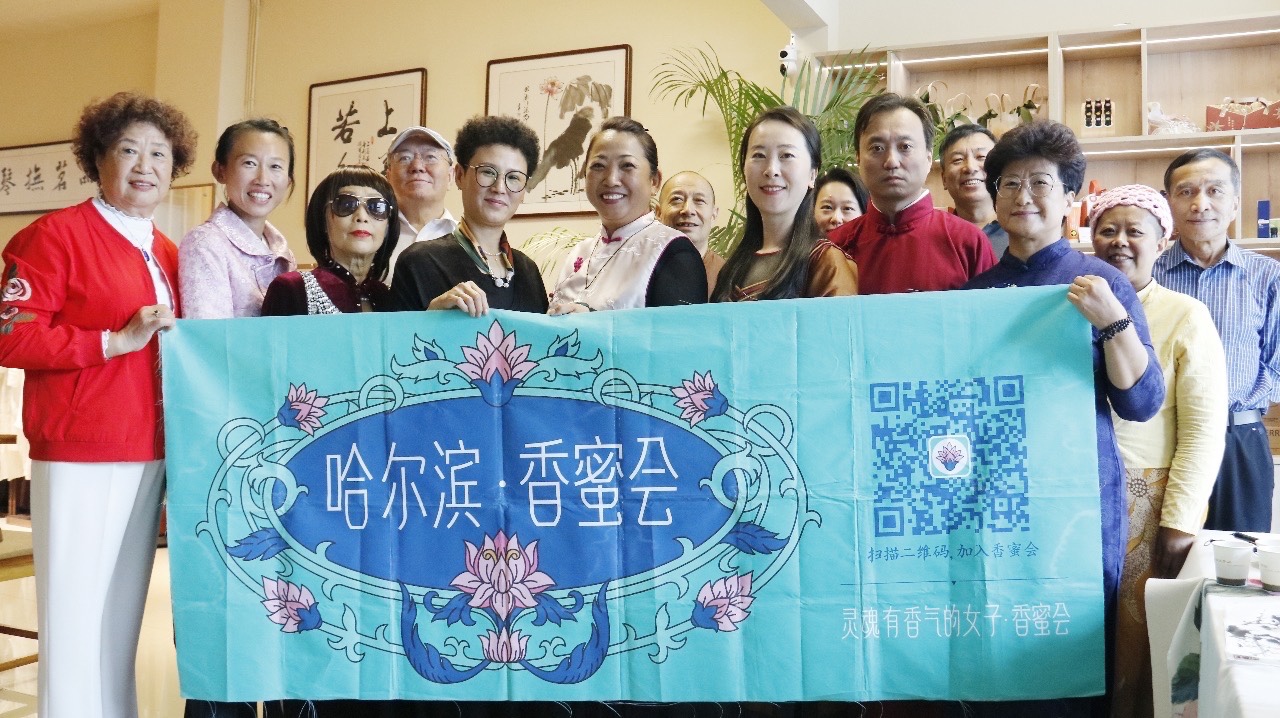 这里有个“世外桃源——记满心大爱的美女张玮老师和她的文友们，作者，尽诗情
