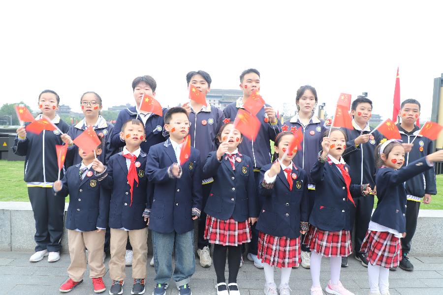 西安一中学生国庆期间给市民送国旗