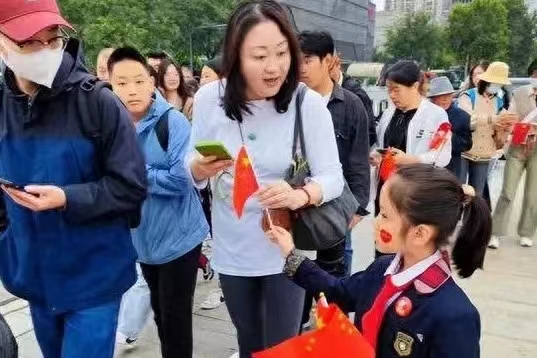 西安一中学生国庆期间给市民送国旗（图3）