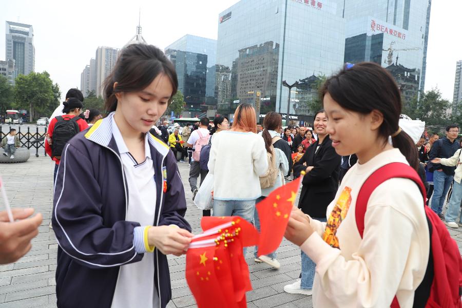 西安一中学生国庆期间给市民送国旗（图2）