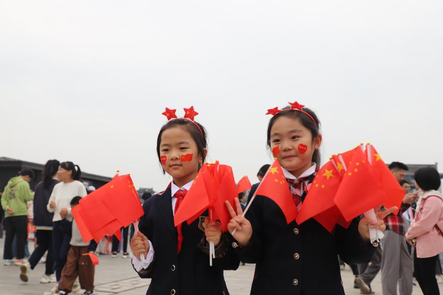 西安一中学生国庆期间给市民送国旗（图4）