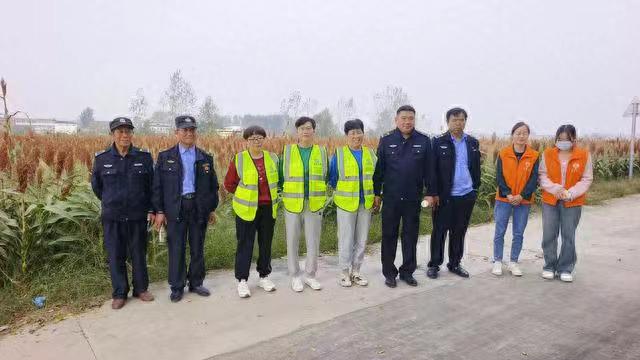 【中國新聞詩雯網】界首市光武镇明珠“义警队”开展“平安乡村、治安巡逻”志愿服务（图2）