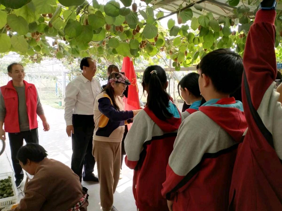 中国农科院灌溉研究所研学基地组织新乡市三十二中学生走进新乡县七里营毛主席视察田等地参观研学(图5)