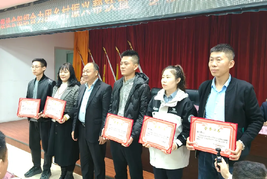 省级社会组织汉滨合力团为柞水县两所学校捐赠助学金和物资折合金额共计34.38万元（图7）