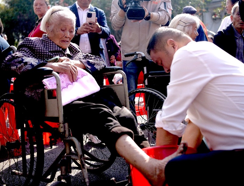 全囯文明村：湖北武穴市梅川村为80名老人送上重阳节贺节大餐（图10）