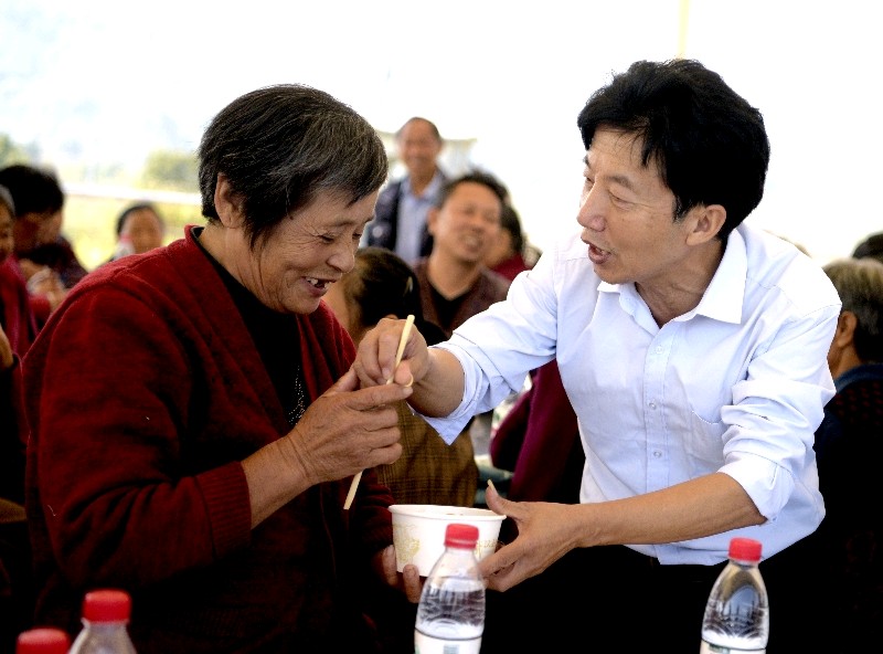 湖北美丽乡村示范村—武穴市花桥镇杨二岭村：253位“70后”相聚一堂吃长寿面和水饺，欢度兔年重阳节（图3）