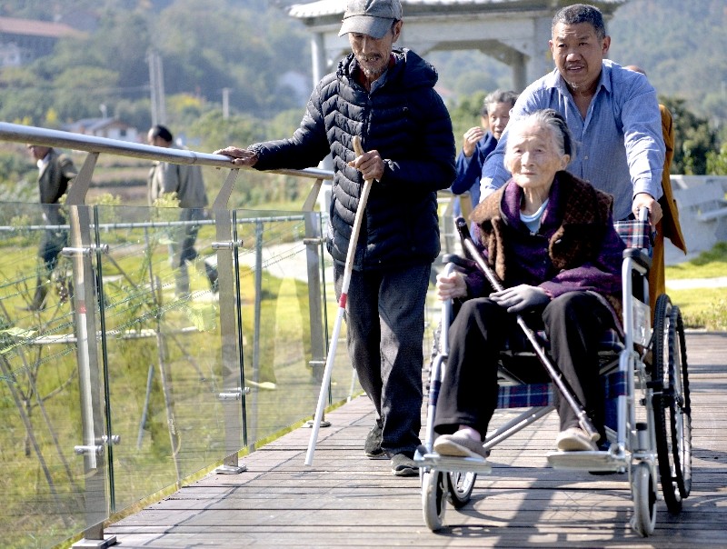 湖北美丽乡村示范村—武穴市花桥镇杨二岭村：253位“70后”相聚一堂吃长寿面和水饺，欢度兔年重阳节（图8）